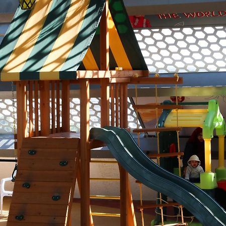 Steigenberger Residence Doha Eksteriør billede A playground in a shopping mall