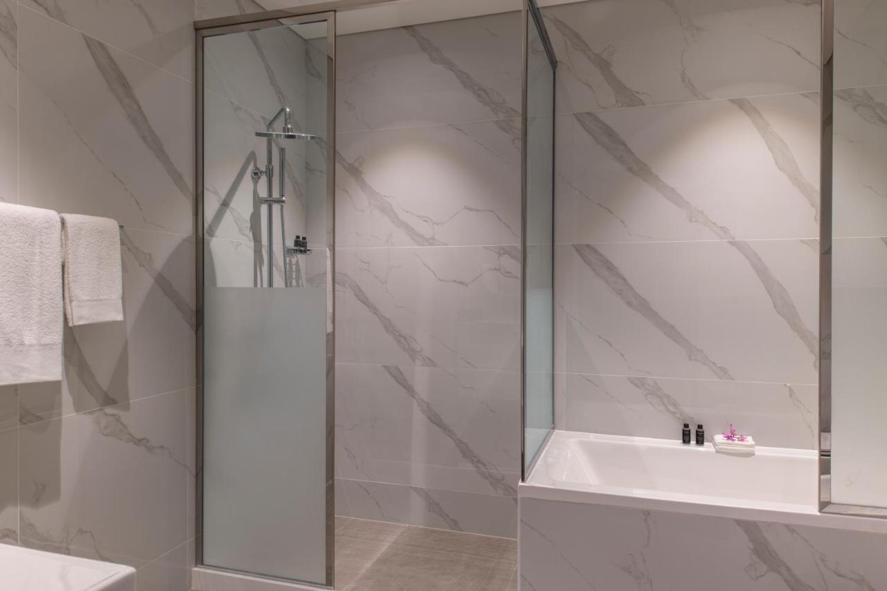 Steigenberger Residence Doha Eksteriør billede A shower enclosure